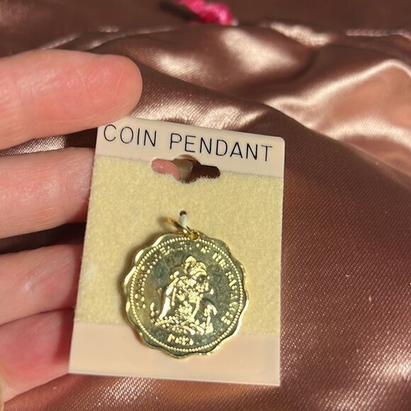 Ten cent coin pendant from the Bahamas. - Picture 2 of 4